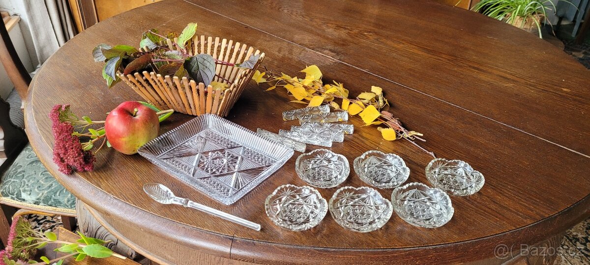 Sada starožitného nádobí z broušeného skla - 9