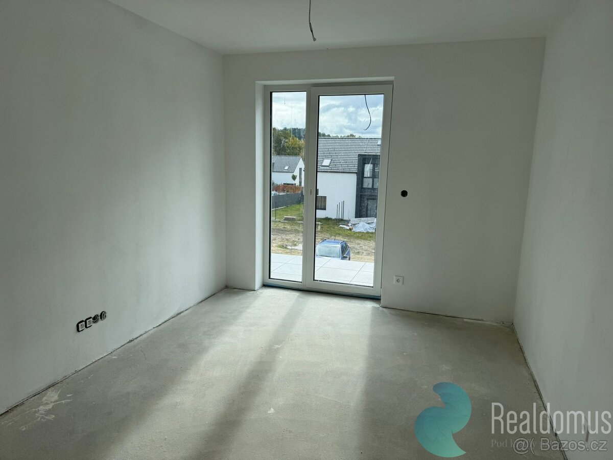 Byt 4+kk, 99m², prostorný balkon 20,9 m², 2 parkovací stání, - 9