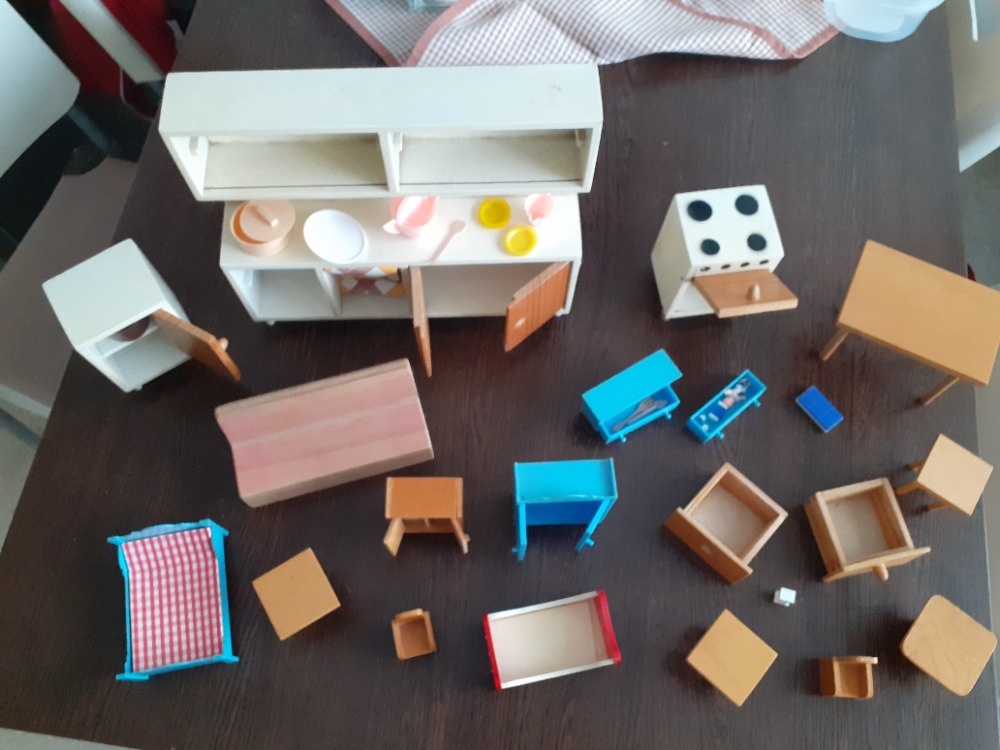 NÁBYTEK PRO PANENKY / ŠÍCÍ STROJ - 9