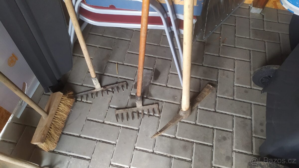 Nářadí žebřik kolečka atd - 9