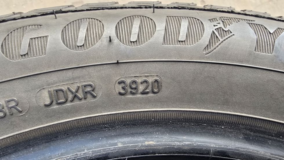 Celoroční pneu 215/55/17 Good Year - 9