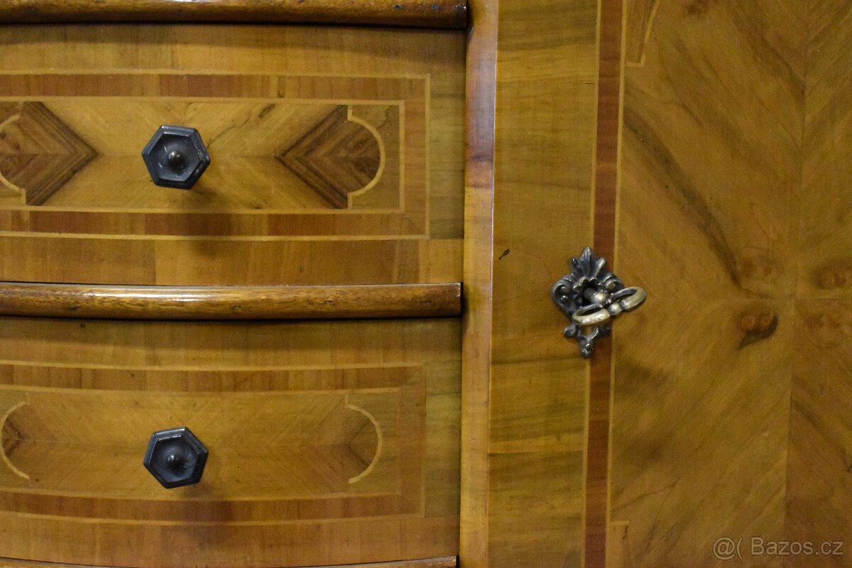 Masivní sekretář - 9