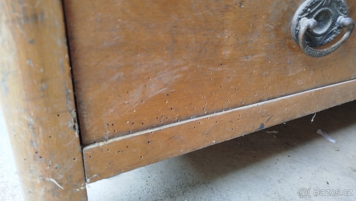 Dřevěná skříň - 9