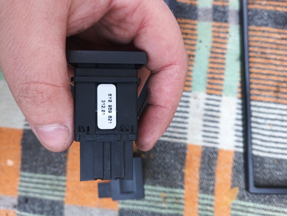 Prodám tlačítko výhřevu zadního okna - 9