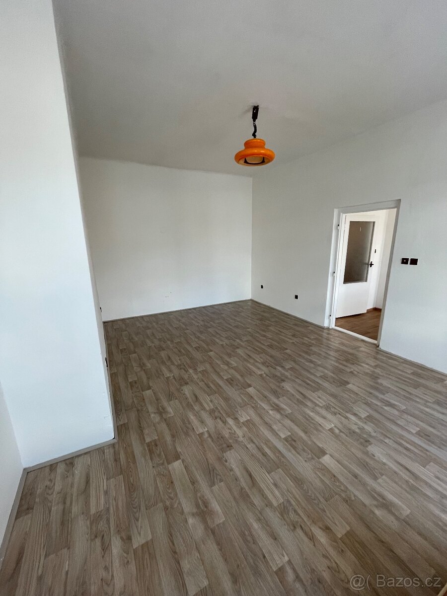 Pronajmu byt na náměstí ve Vimperku - 9