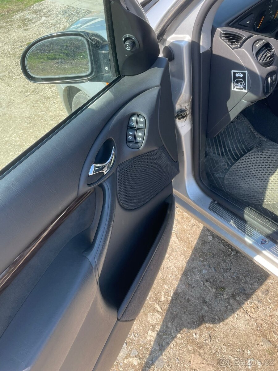 Ford Focus 1.8 16V GHIA - 9