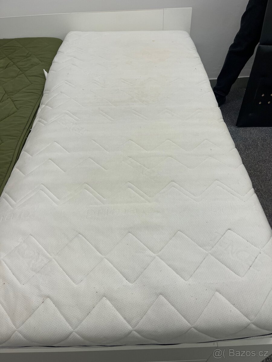 Postel s matracemi a úložným prostorem - 9