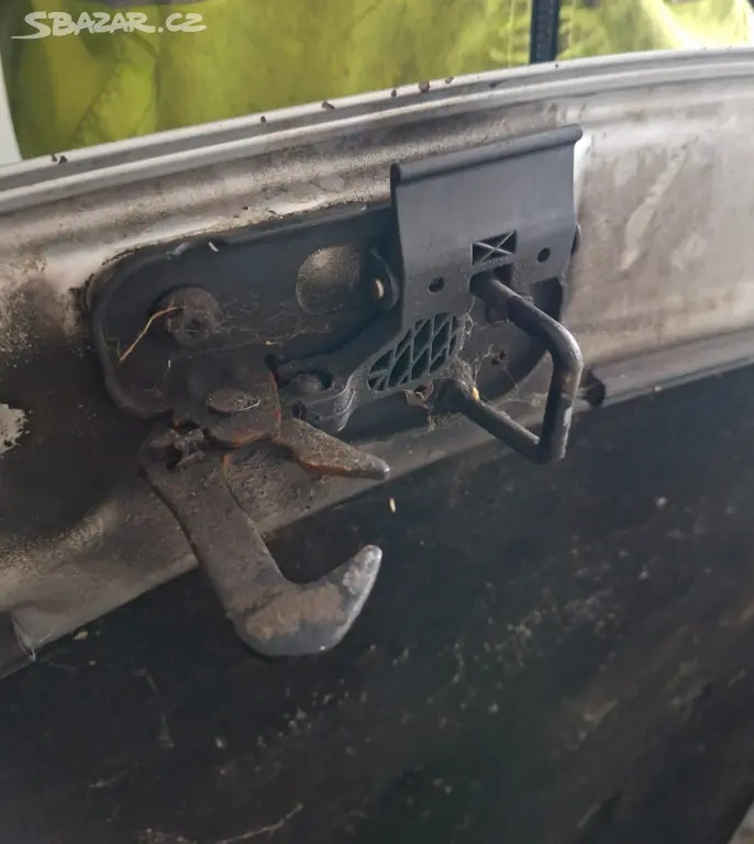 Stříbrná kapota VW Passat B6 - 9