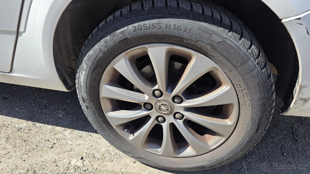 Opel Astra 1,7 CDTi kombi 2010 - 9