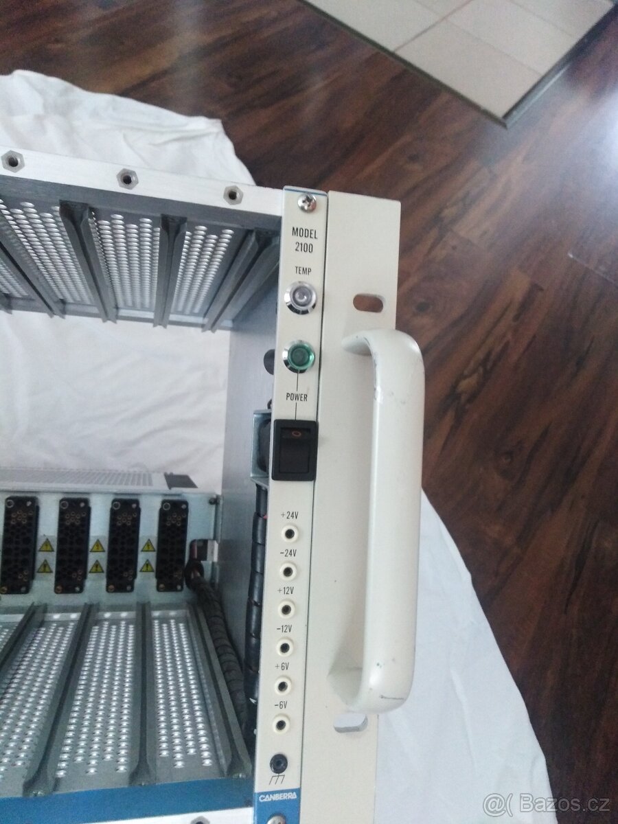 Prodám zdroj s rackem Canberra 2100. - 9