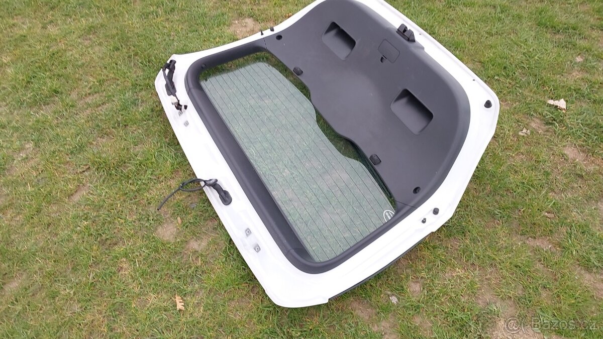 HYUNDAI i30 – DVEŘE KUFRU BÍLÉ 5DV - 9