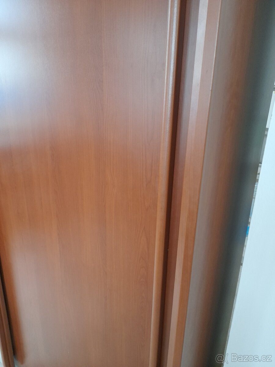 Šatní skříň se zrcadlem a posuvnými dveřmi - 9