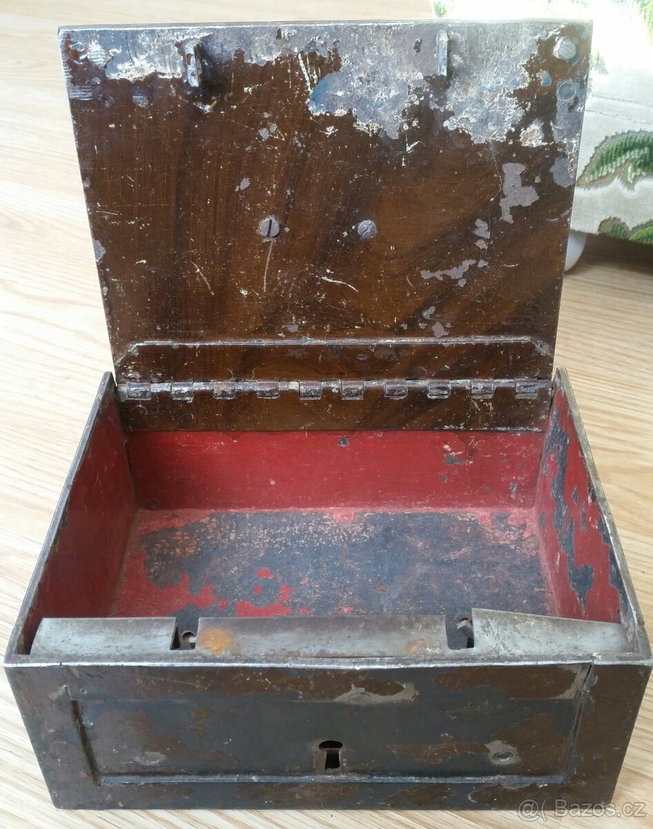 Svítilna - cvrček,nožíky Mikov Afrika a jiné,ple.pistolka - 9