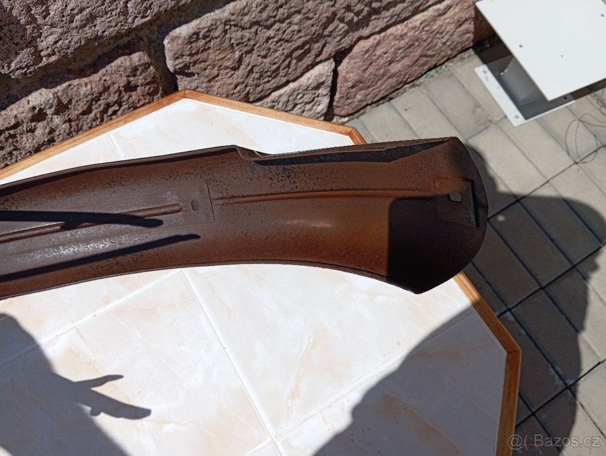 Prodám nádherný zadní blatník na čz 125 T, B, - 9