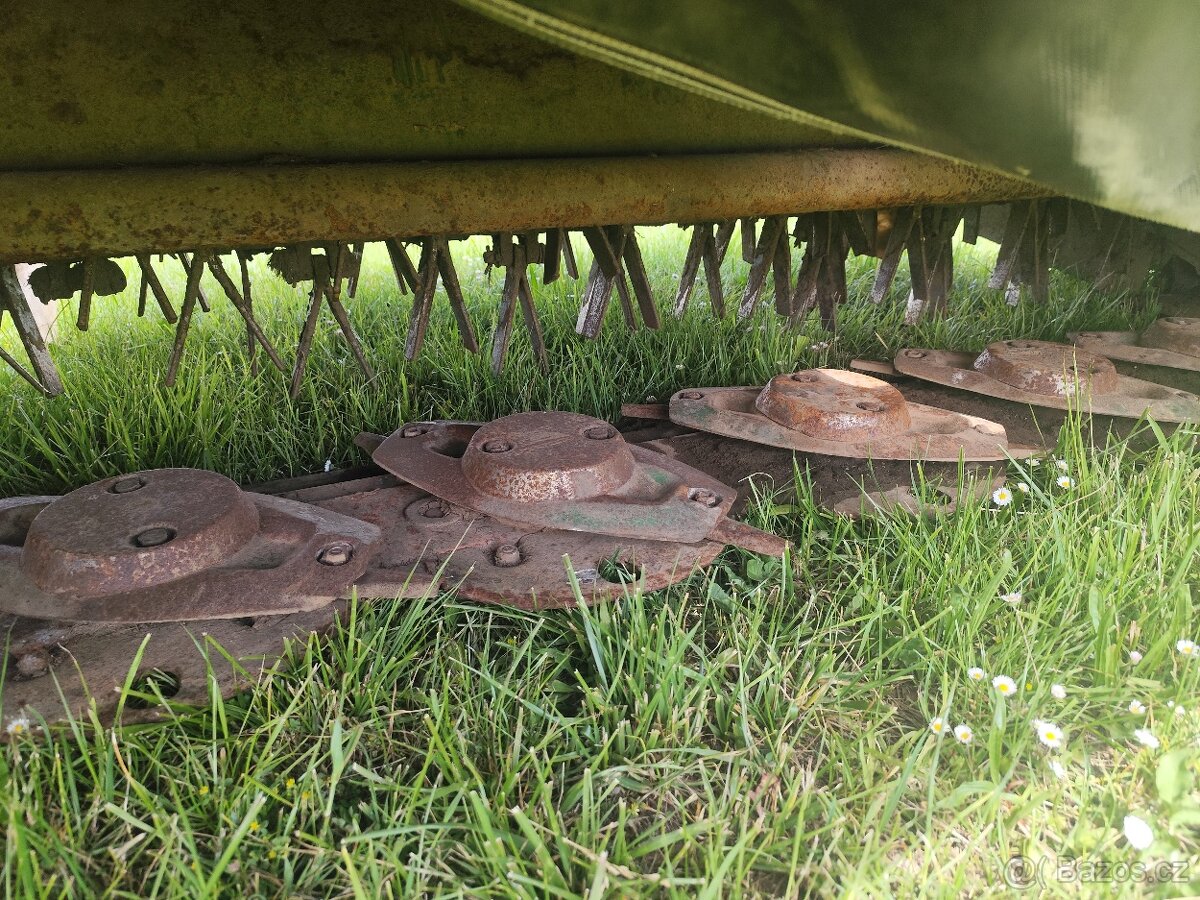 Disková sekačka John Deere 328 - 9