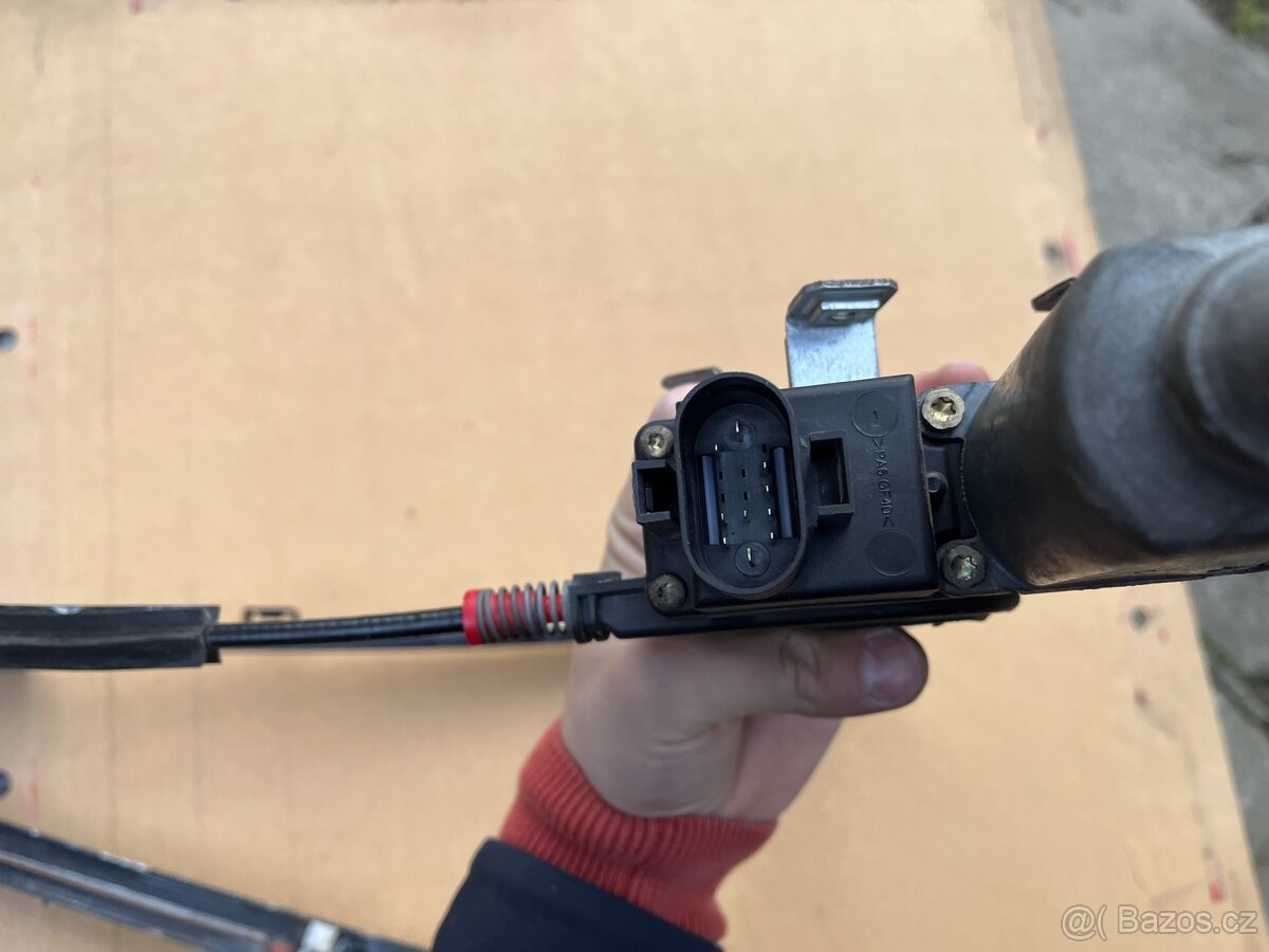 2x stahovačka u řidiče na VW T4 pofacelift - 9