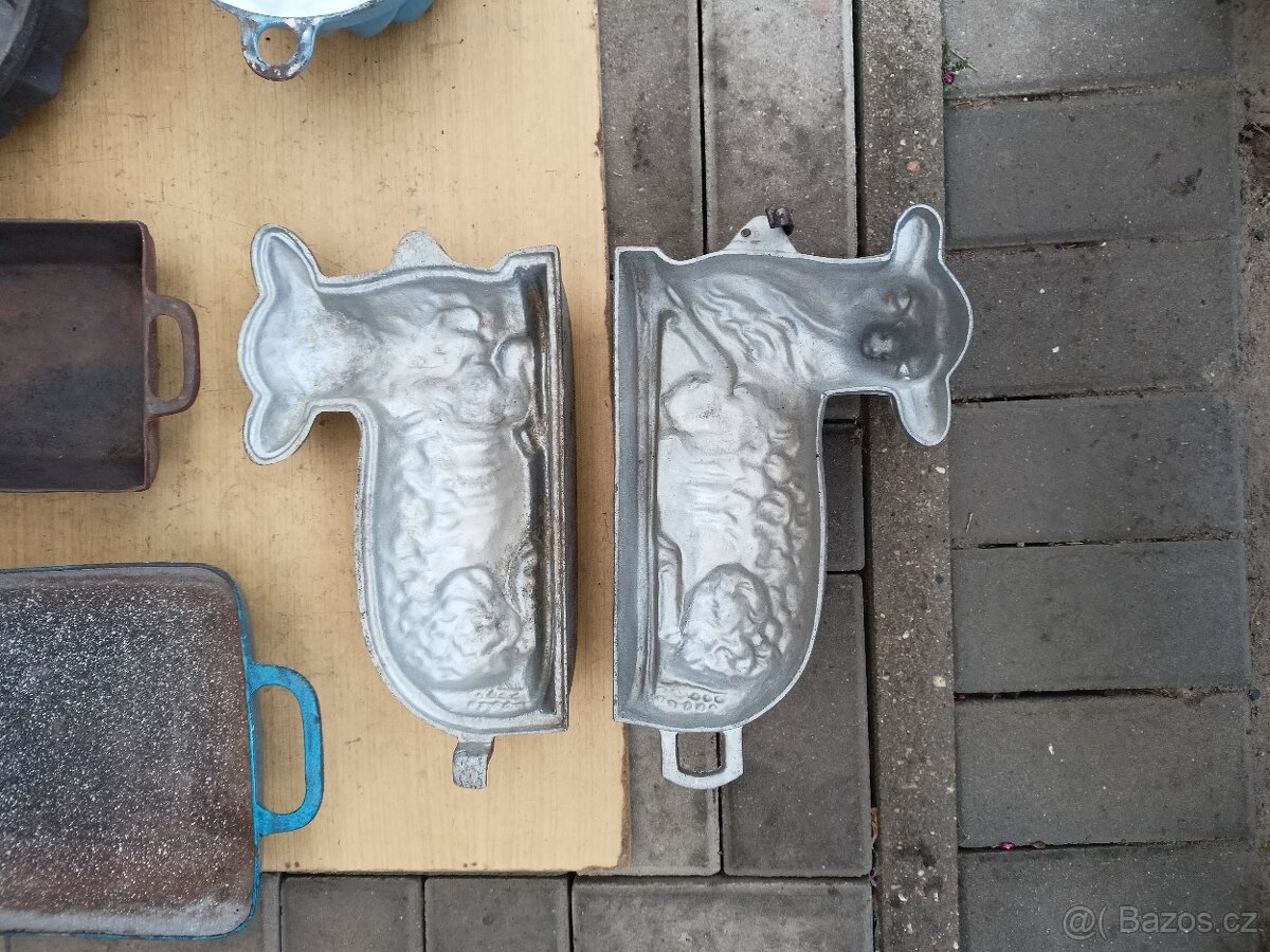 Litinový pekáč,litinová bábovkal,lívanečník. - 9