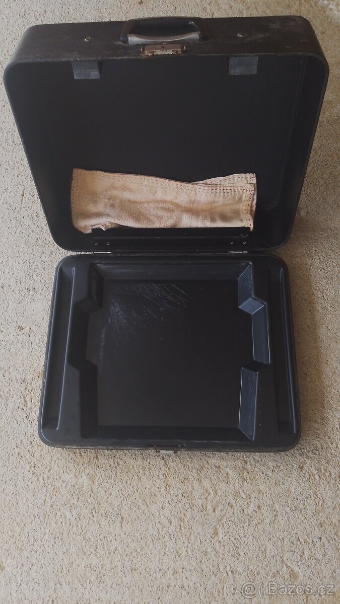 Prodám švýcarský starožitní psací stroj Hermes v kufríku - 9