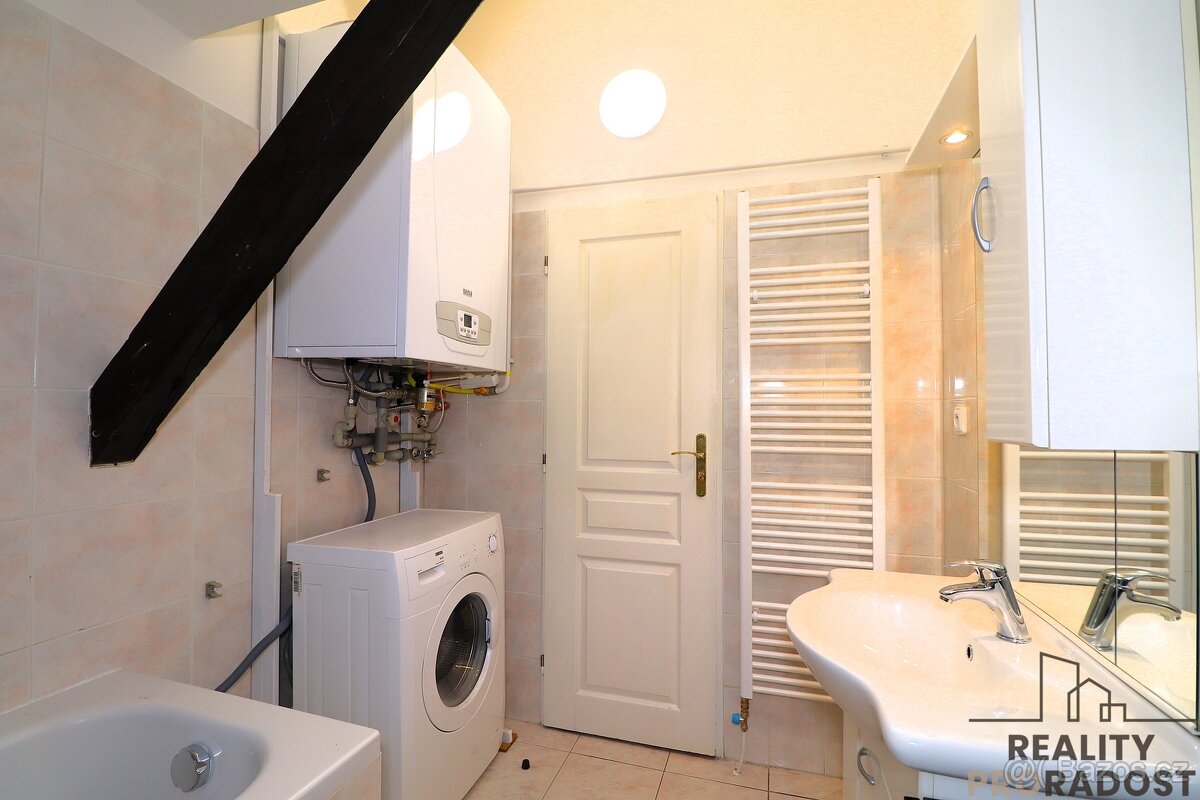 Pronájem unikátního podkrovní bytu 2+kk (77 m²), klimatizace - 9