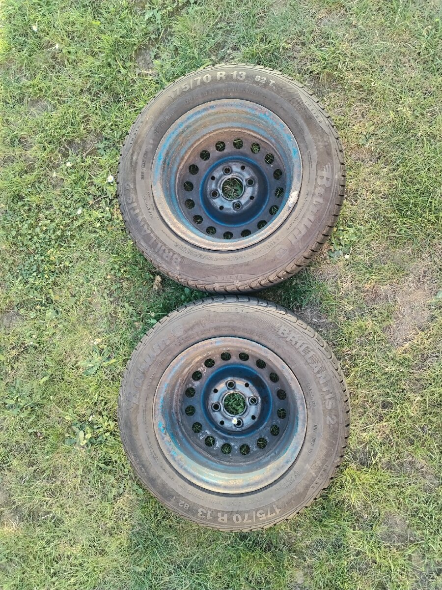 Prodám 2ks ocelových disků s letními pneu 175/70 R13 - 9