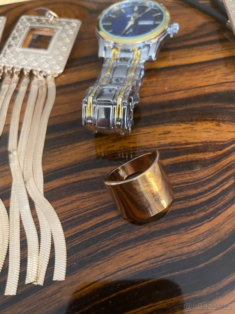 Prodám náramkové hodinky za 1500 korun, včetně pozlacených n - 9