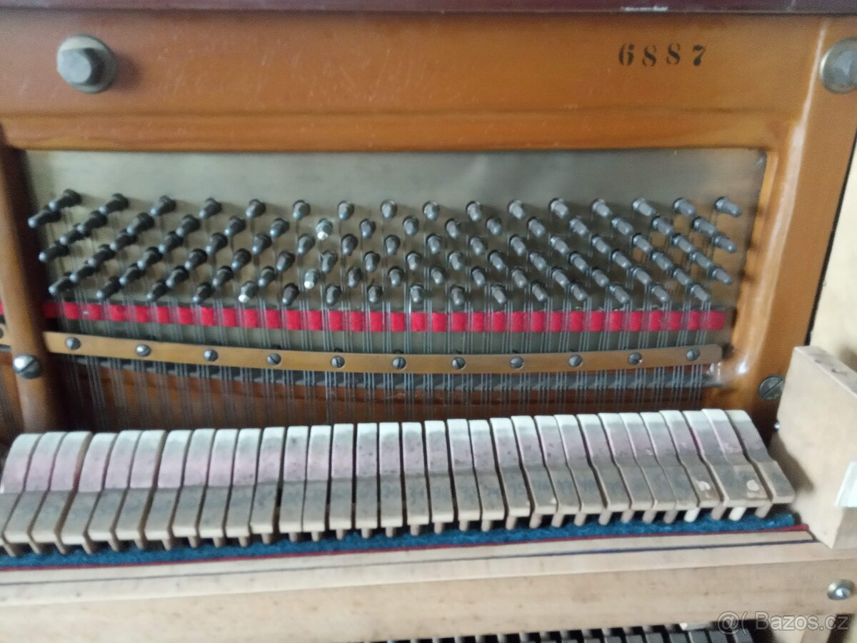 Krásné starožitné pianino - 9
