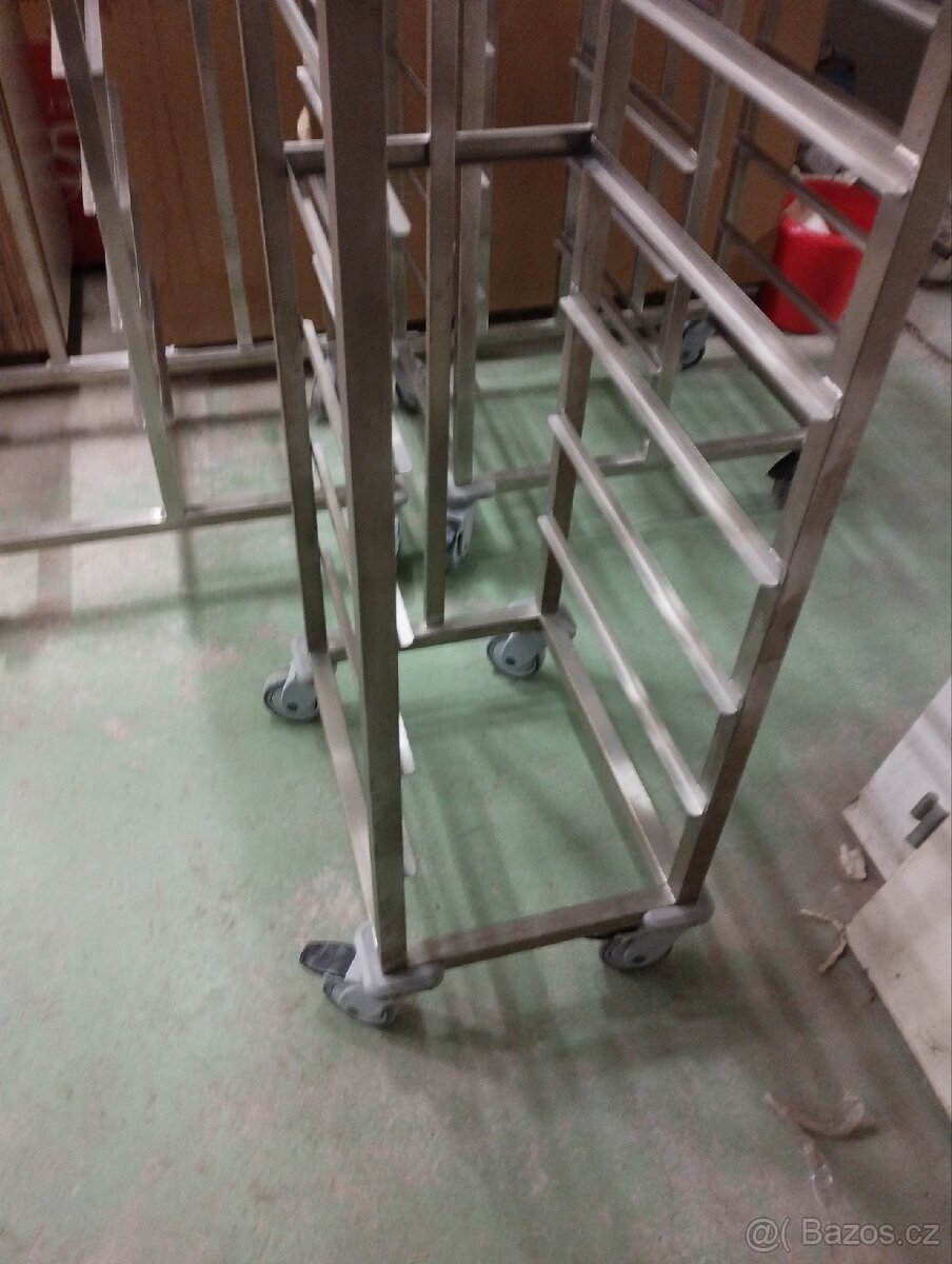 Nerezové poj.vozíky na táci. - 9