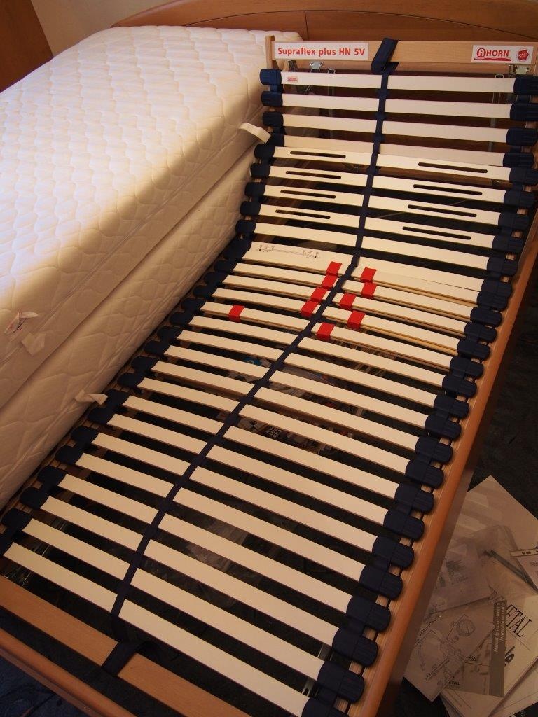 Postele HANAU (2xpostel+rošt+noční stolek+matrace) - 9