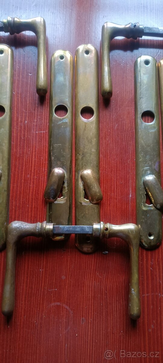 Mosazné kování , kliky na dveře. 5x - 9