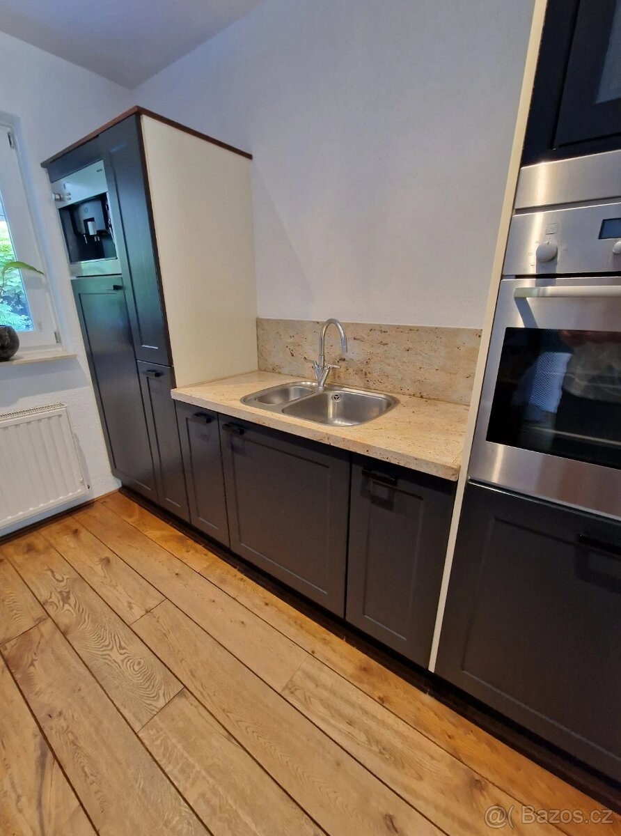 Kuchyně v moderně-venkovském stylu s ostrůvkem - 9