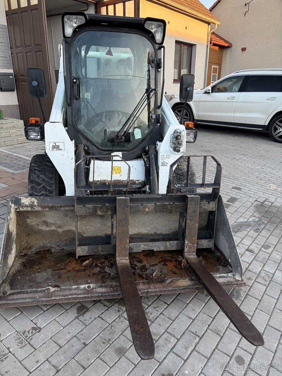 Smykový nakladč Bobcat S570 - 9
