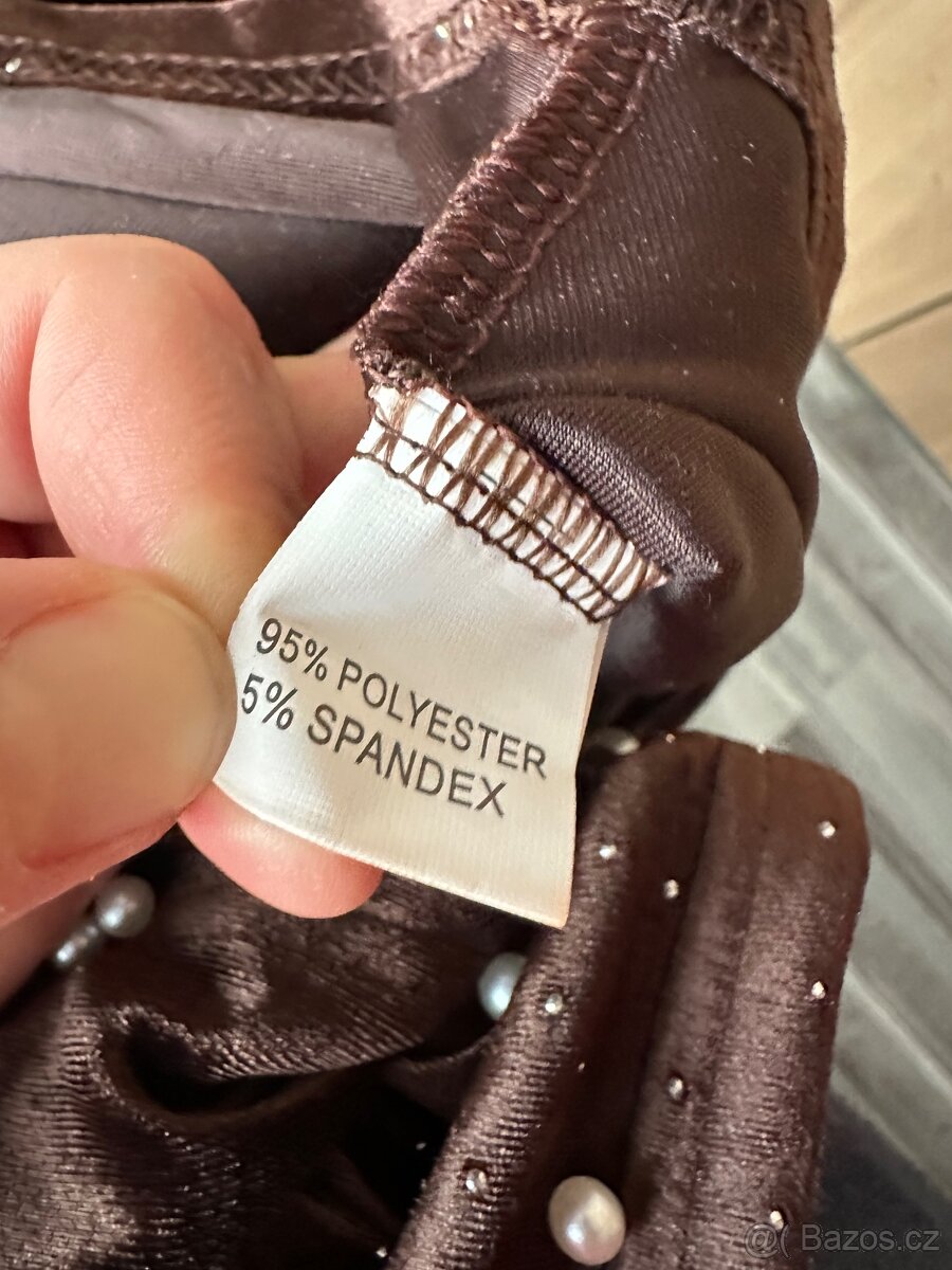 Hnědé sametové šaty s nápisem z perliček - 9