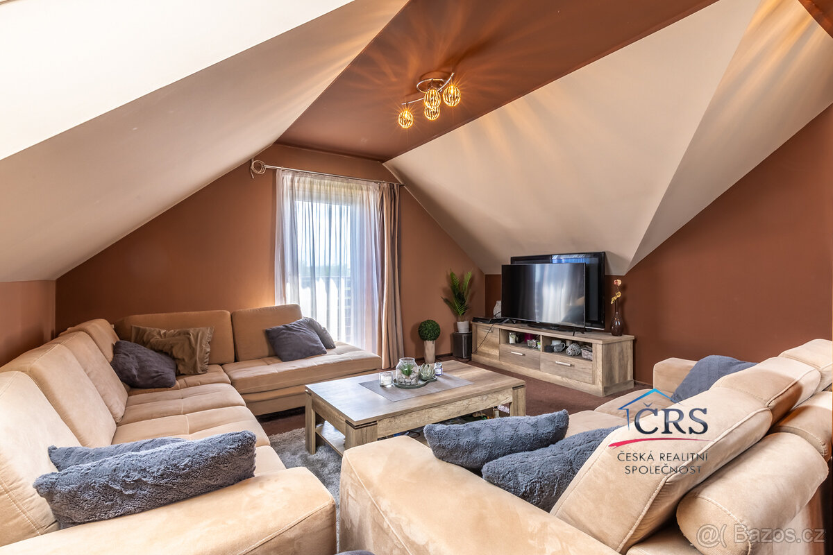 RD 8+1/G,B,T, ležící na pozemku o velikosti 840 m2, Přezleti - 9