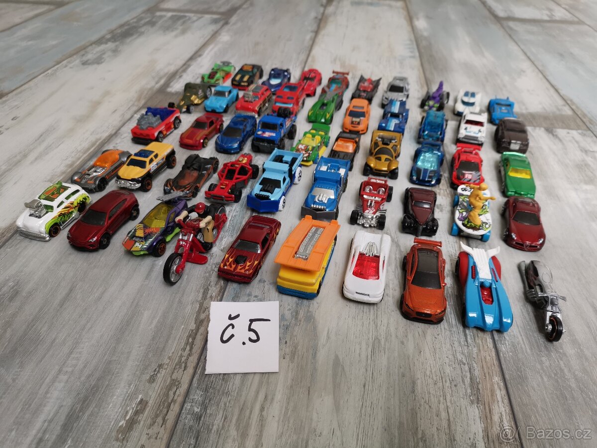 Autíčka HotWheels - 9