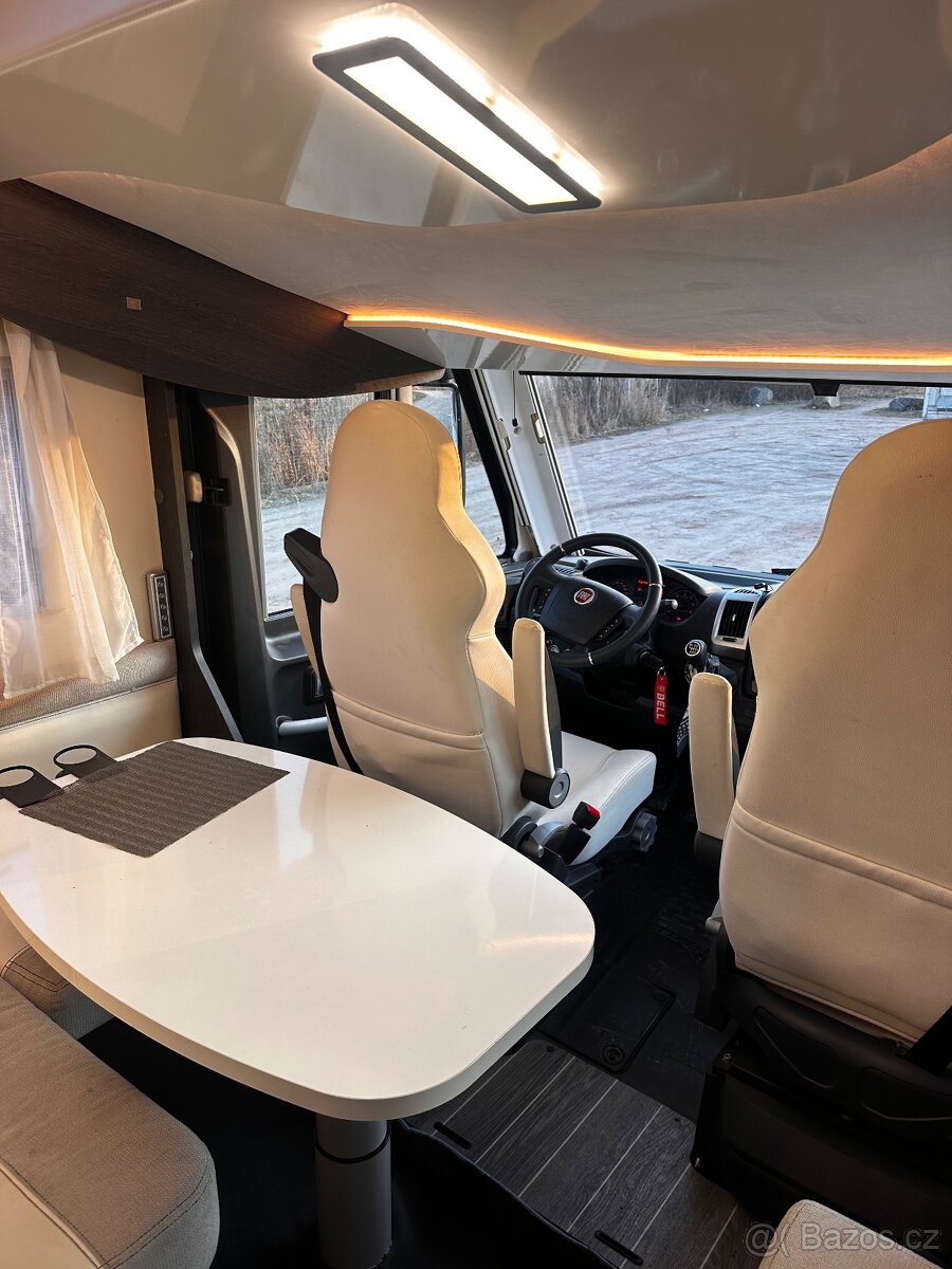 Integrovaný obytný automobil Roller Team model Kronos. - 9