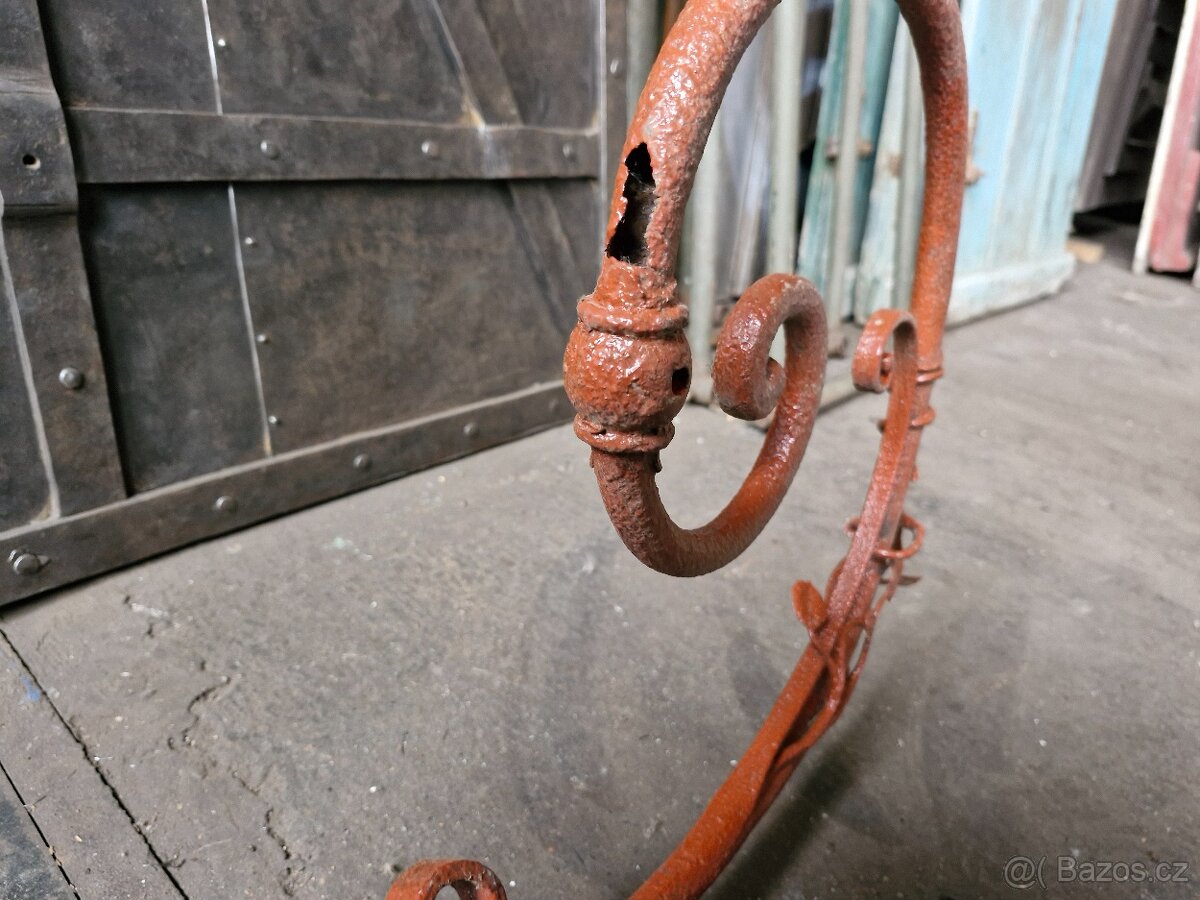 Kovaný historický držák - 9