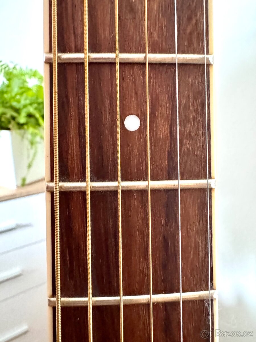 Washburn WD10B – černá akustická kytara + stojan - 9