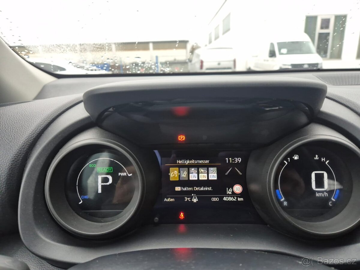 Toyota Yaris hybrid - 9