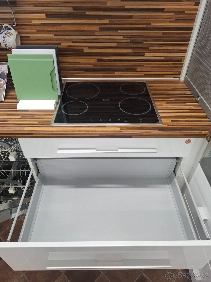 Bílá lesk MDF fólie - 9