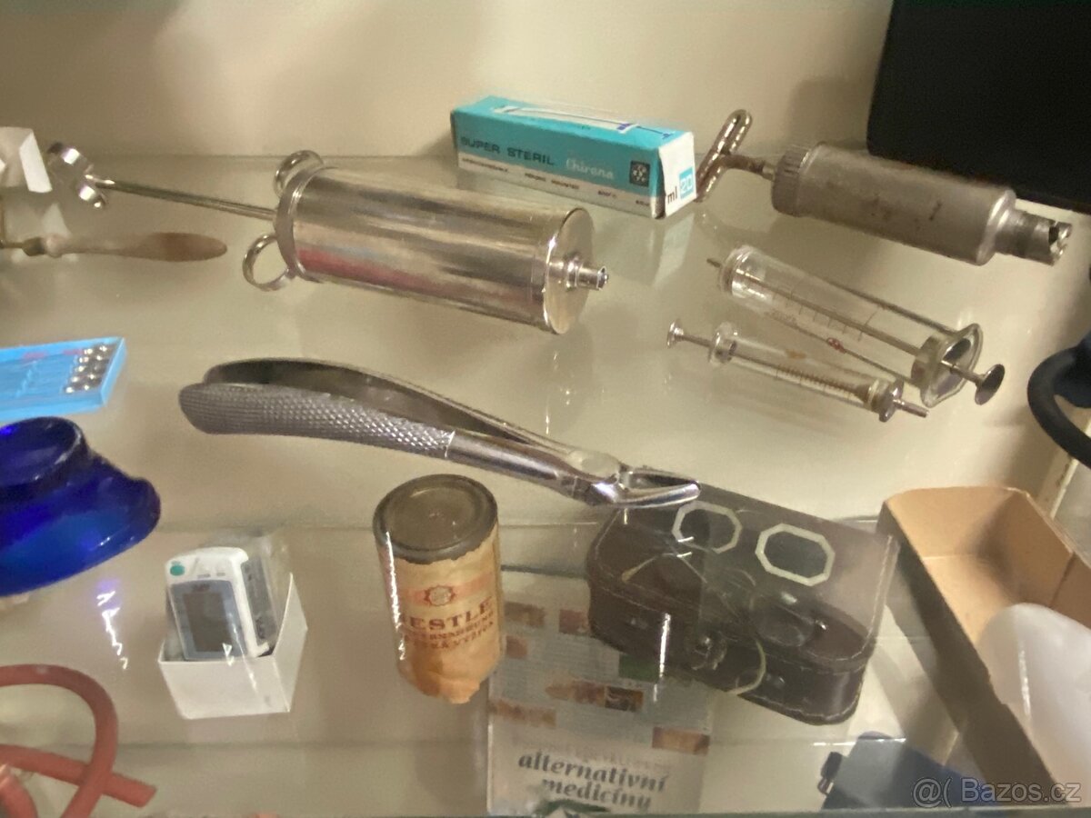 Stará lékařská skříň - 9