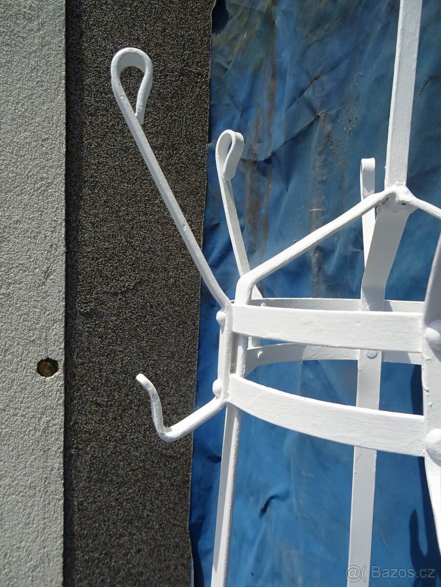 Věšák na kabáty , čepice a deštniky . - 9