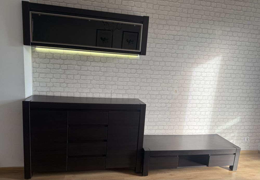 Závěsná prosklená police s výklopnými dvířky - 9