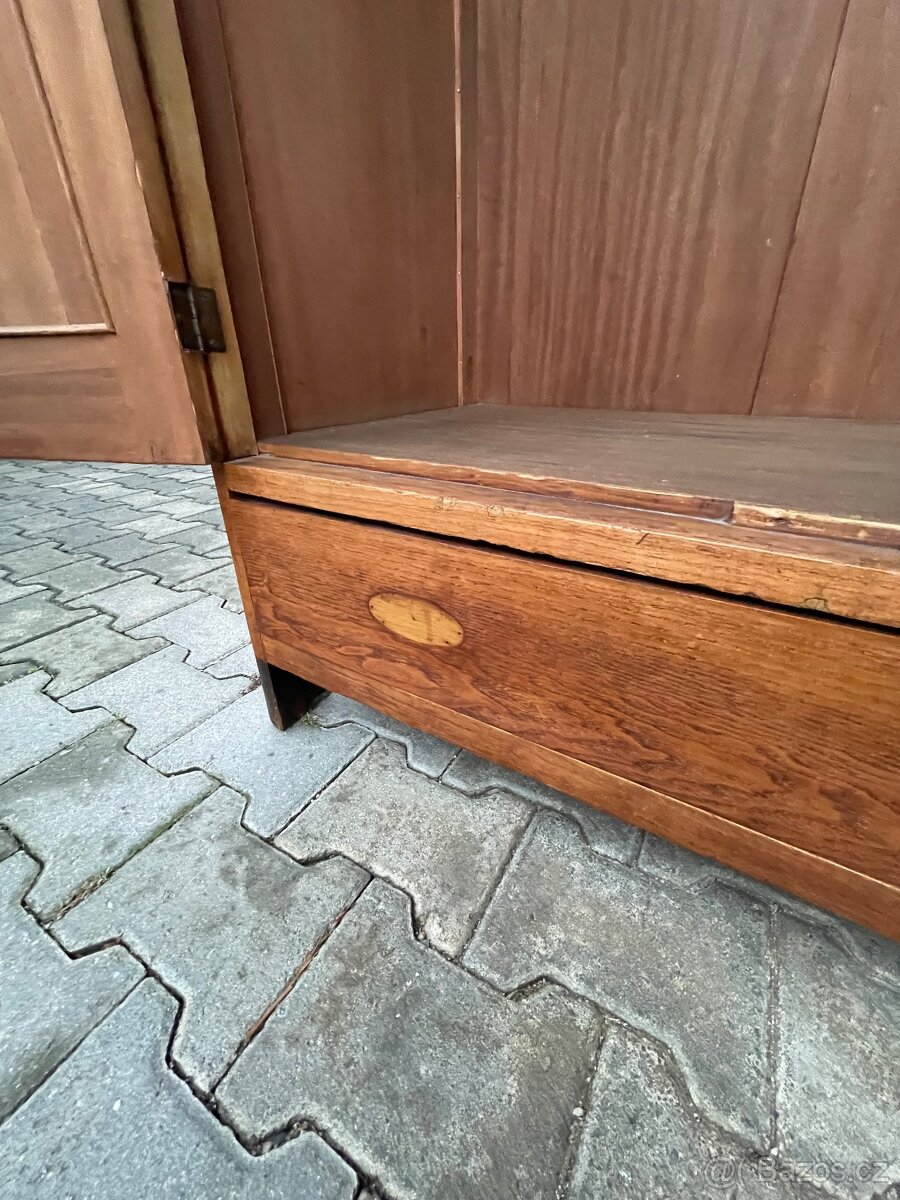 Starožitná šatní skříň - 9