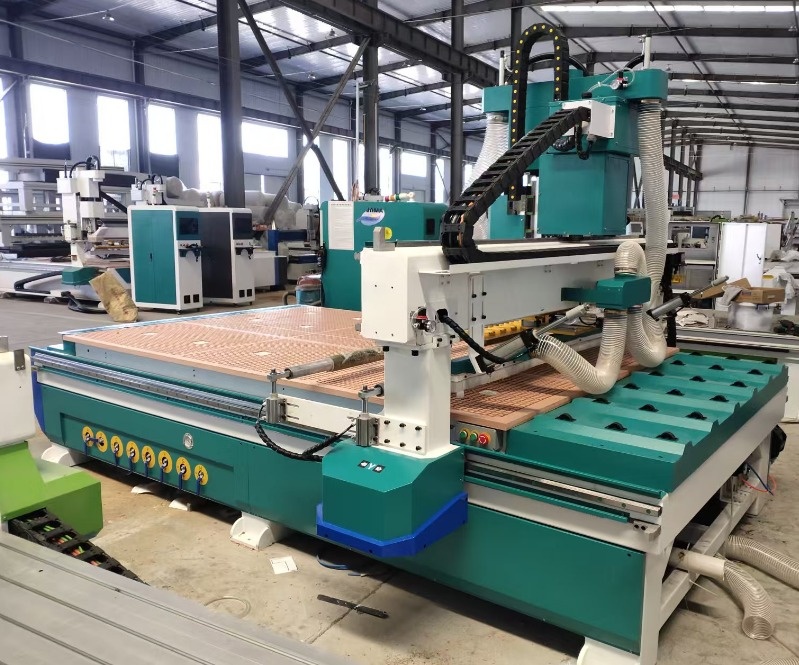 CNC frézka s výměnnými nástroji - stroj skladem - 9