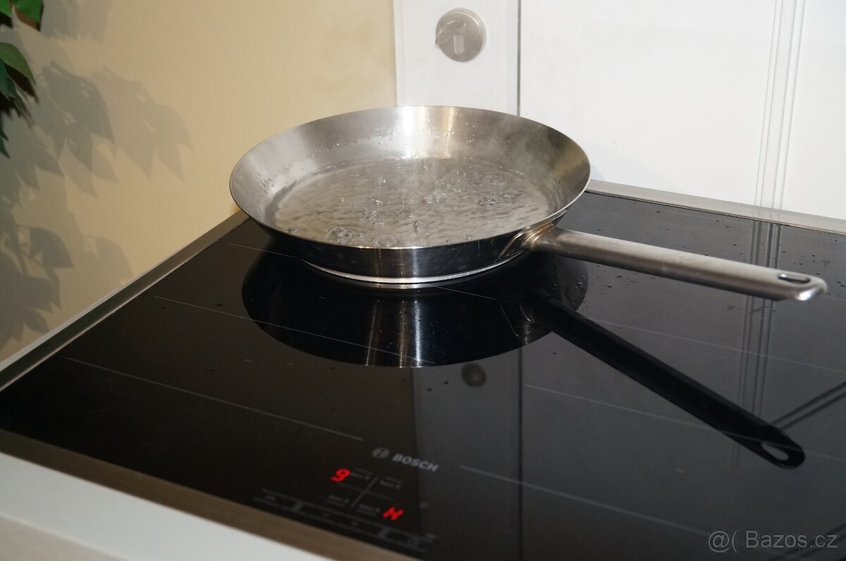 Nerezový vestavný sporák Bosch HEB73D352, vyjížděcí dveře - 9