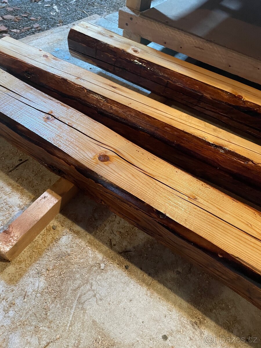 Masivní postel ze střešních trámů - 9