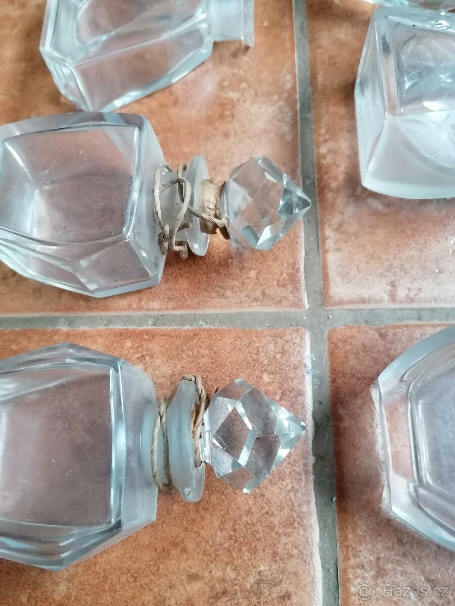 Staré flakóny, broušené sklo - 9