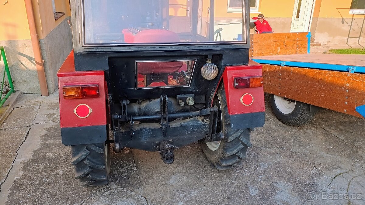 Traktor s kompletním příslušenstvím - 9