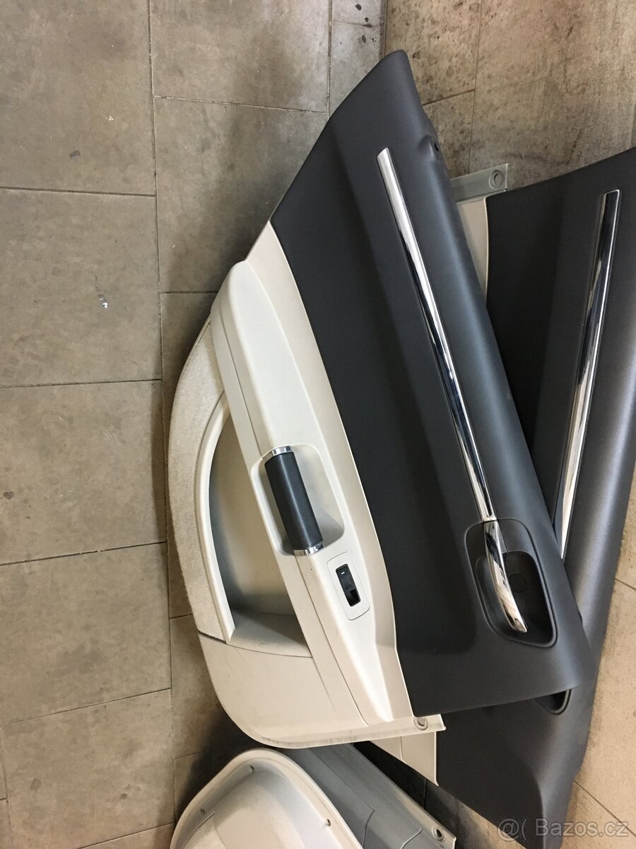 Chrysler 300C obložení dveří. - 9