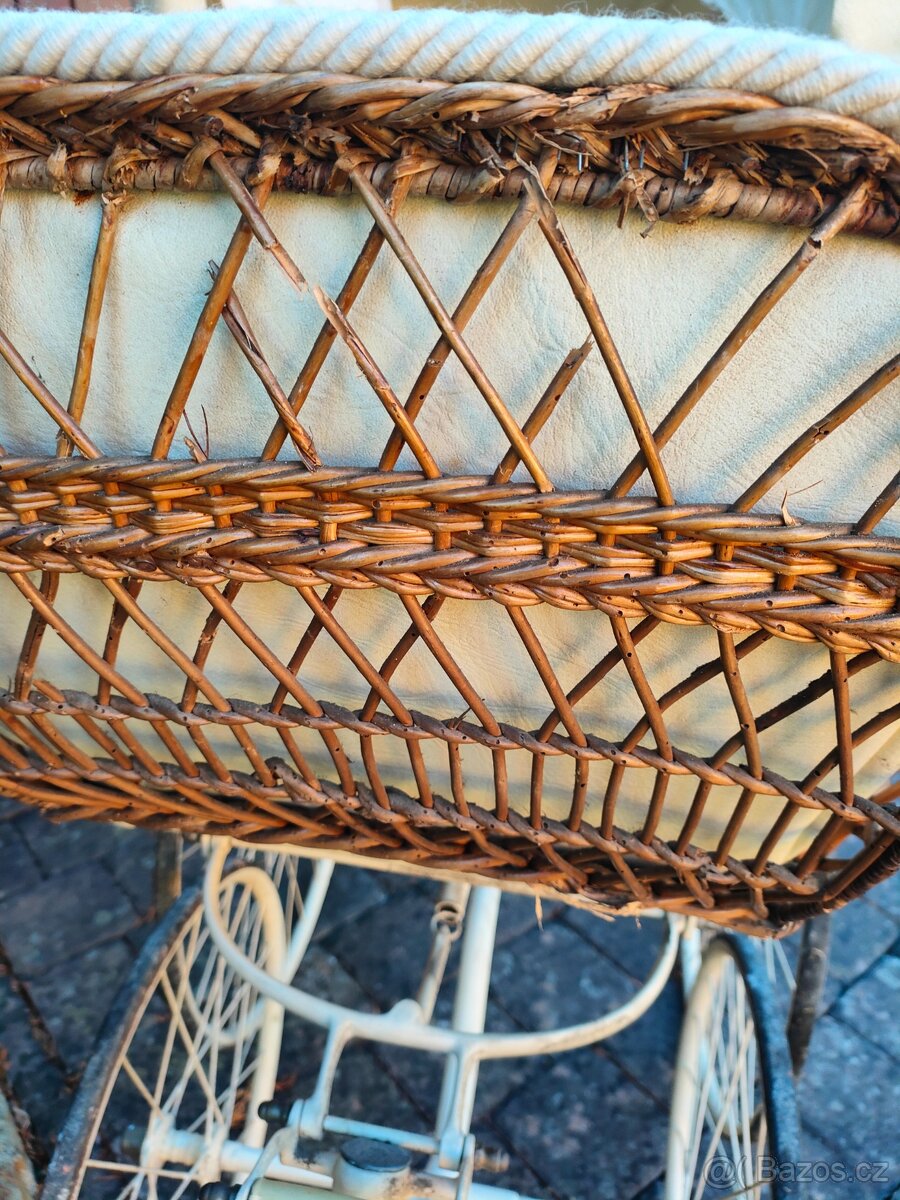 Starožitný kočárek pro miminko č. 599 - 9